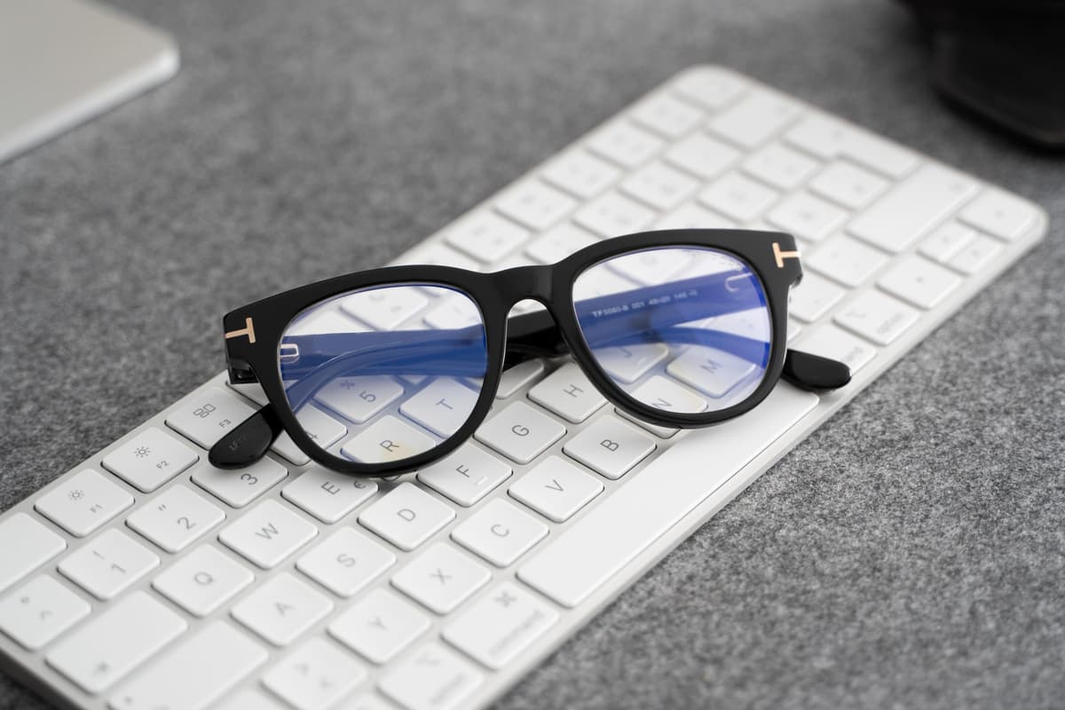 Brille mit Blaulichtfilter vor einem leuchtenden Bildschirm