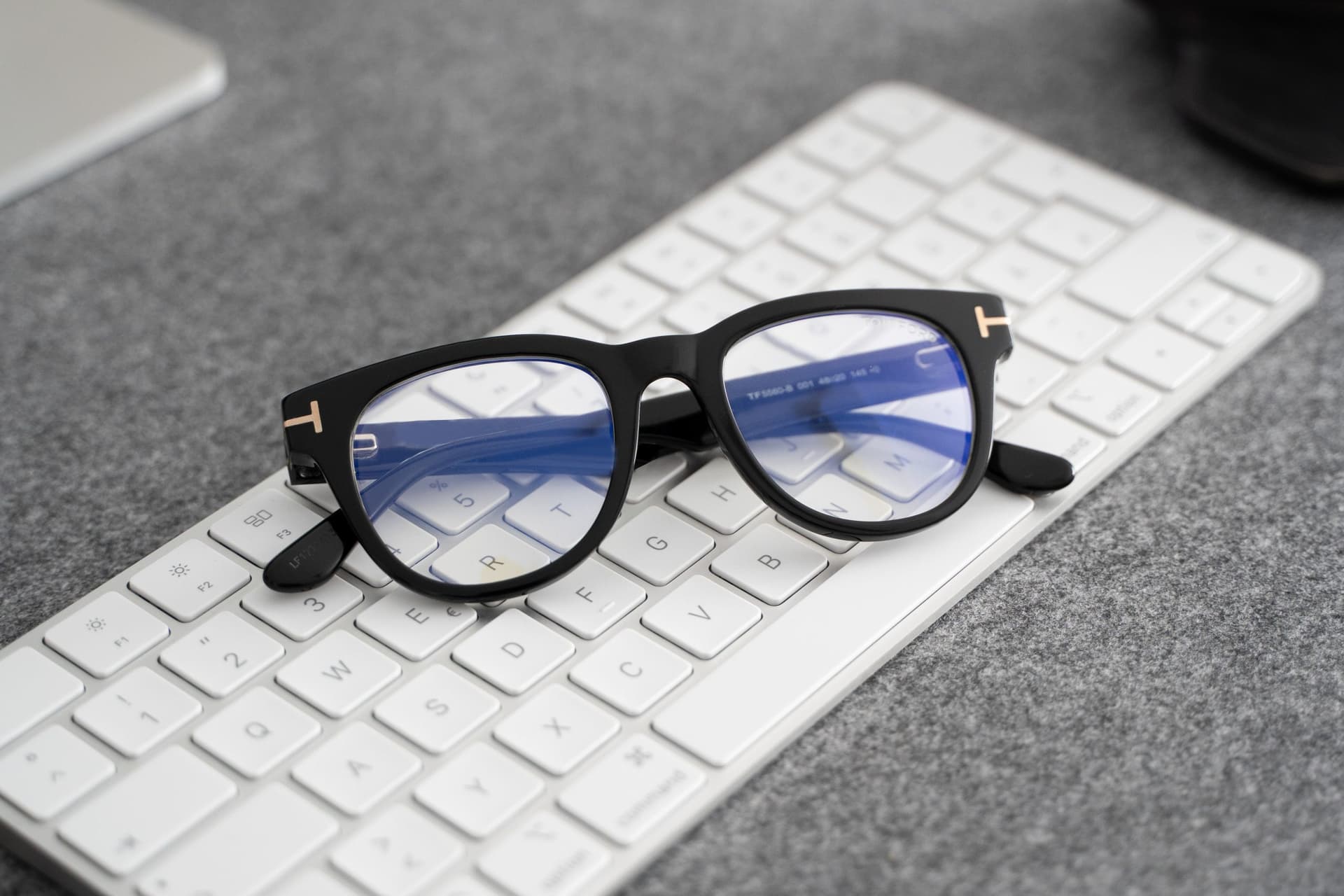 Brille mit Blaulichtfilter vor einem leuchtenden Bildschirm