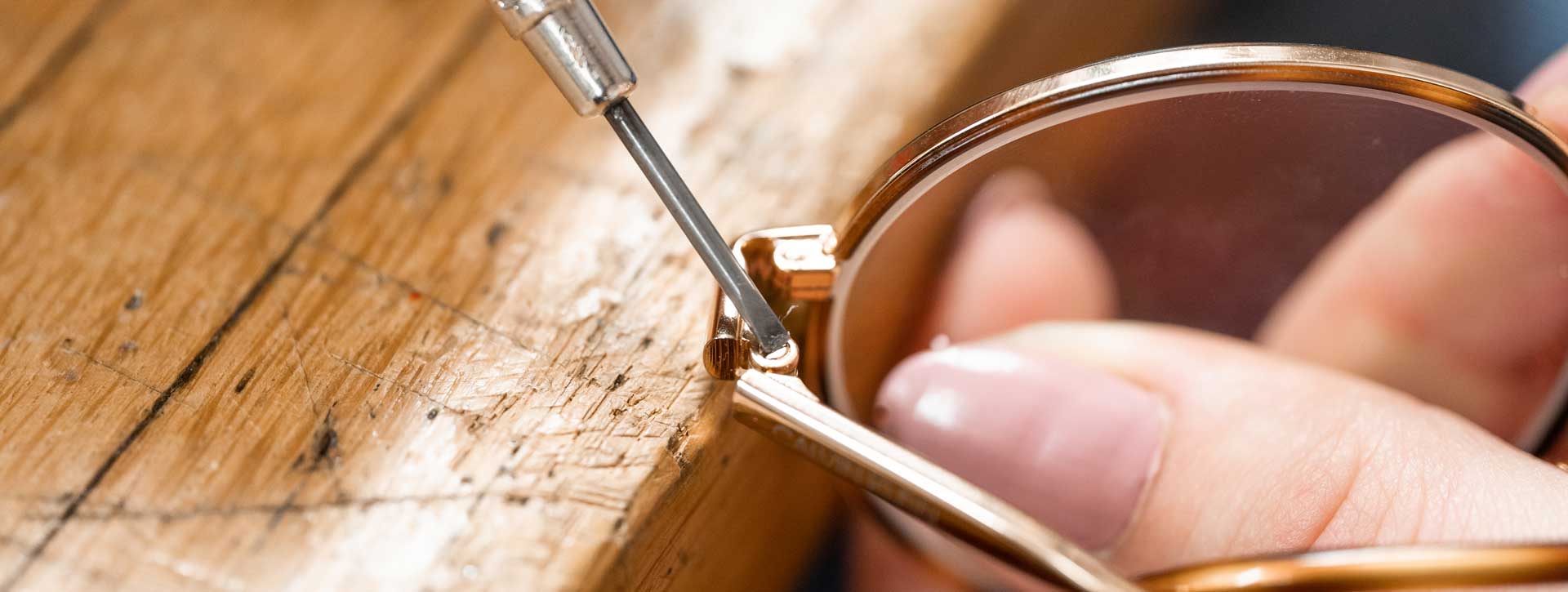 Präzisionsarbeit an einer Goldfassung in der Meisterwerkstatt