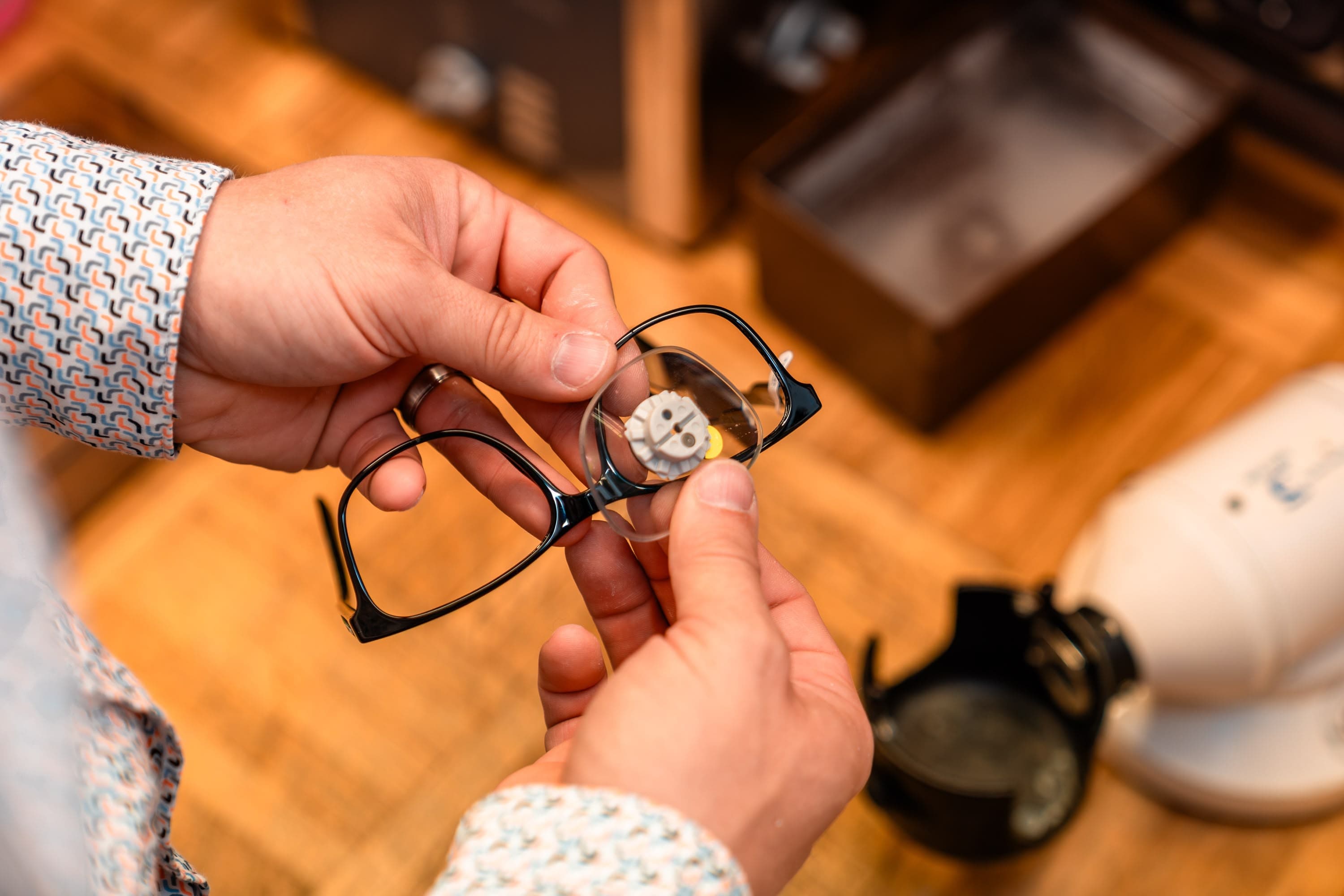 Glas wird per Hand in die Fassung eingesetzt